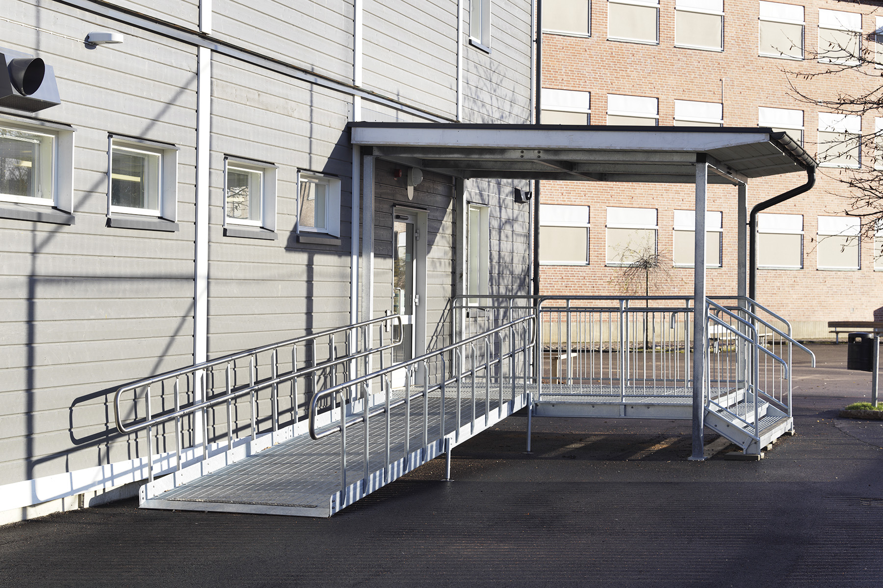 Kørestolsrampe med gitterrist N6