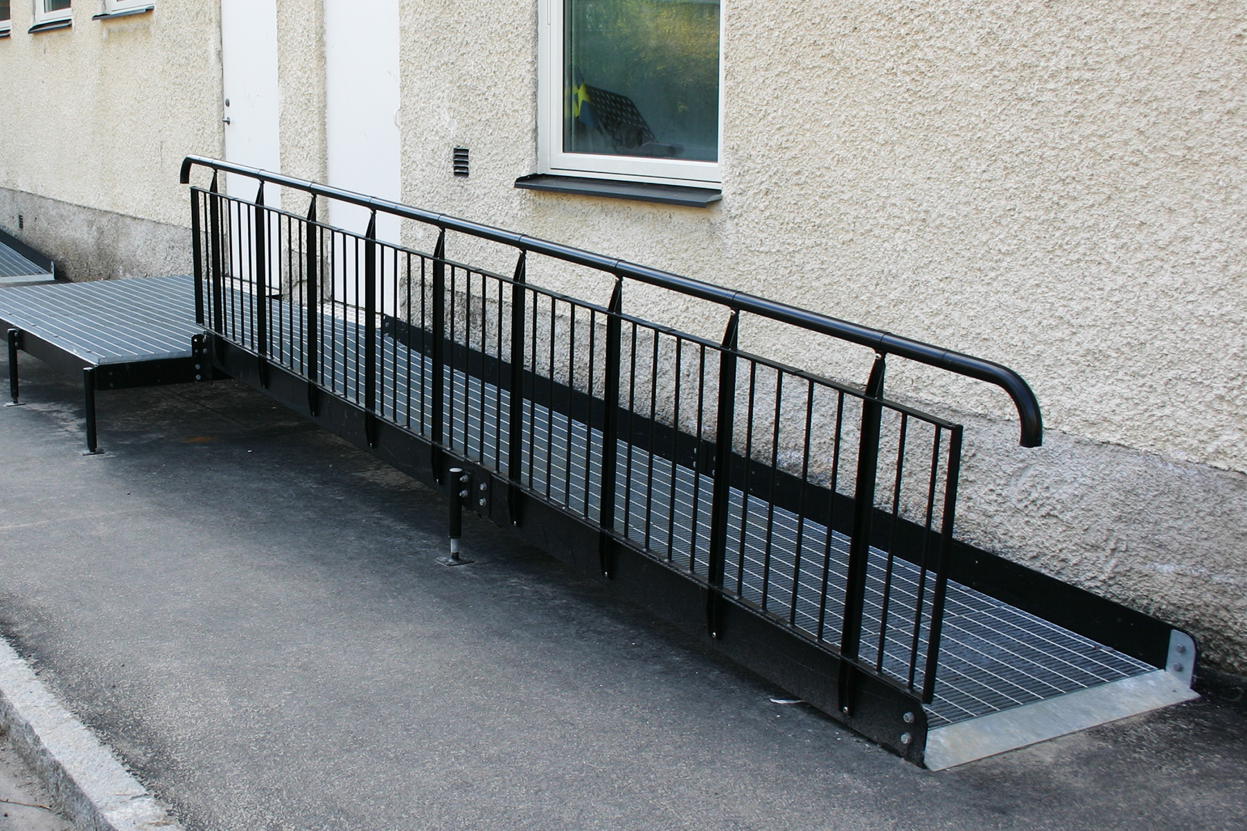 Rampe med børnesikkert gelænder