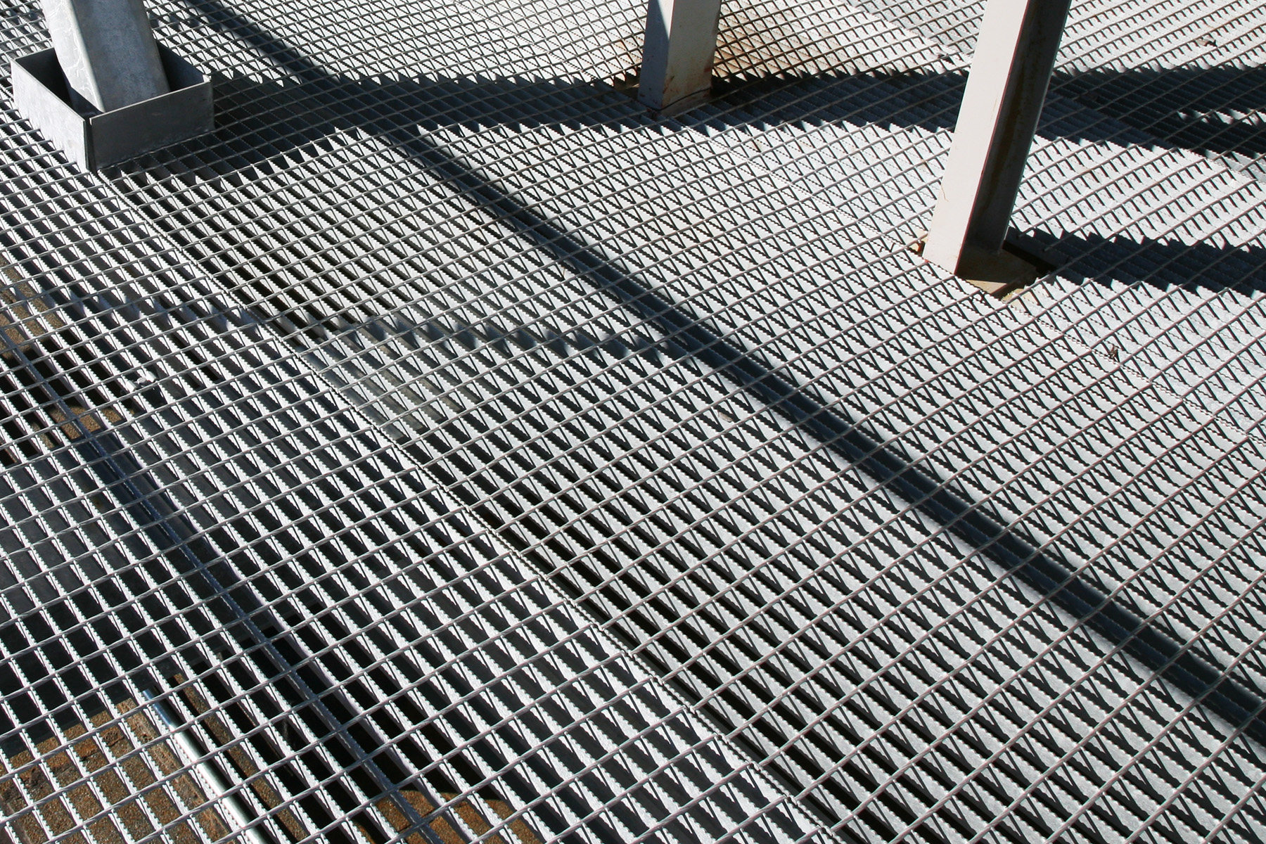 Gitterrist til gangtrafik i fortandet udførelse
