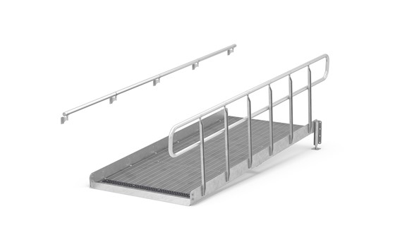 Kørestolsrampe med gelænder i den ene side, håndliste i den anden side