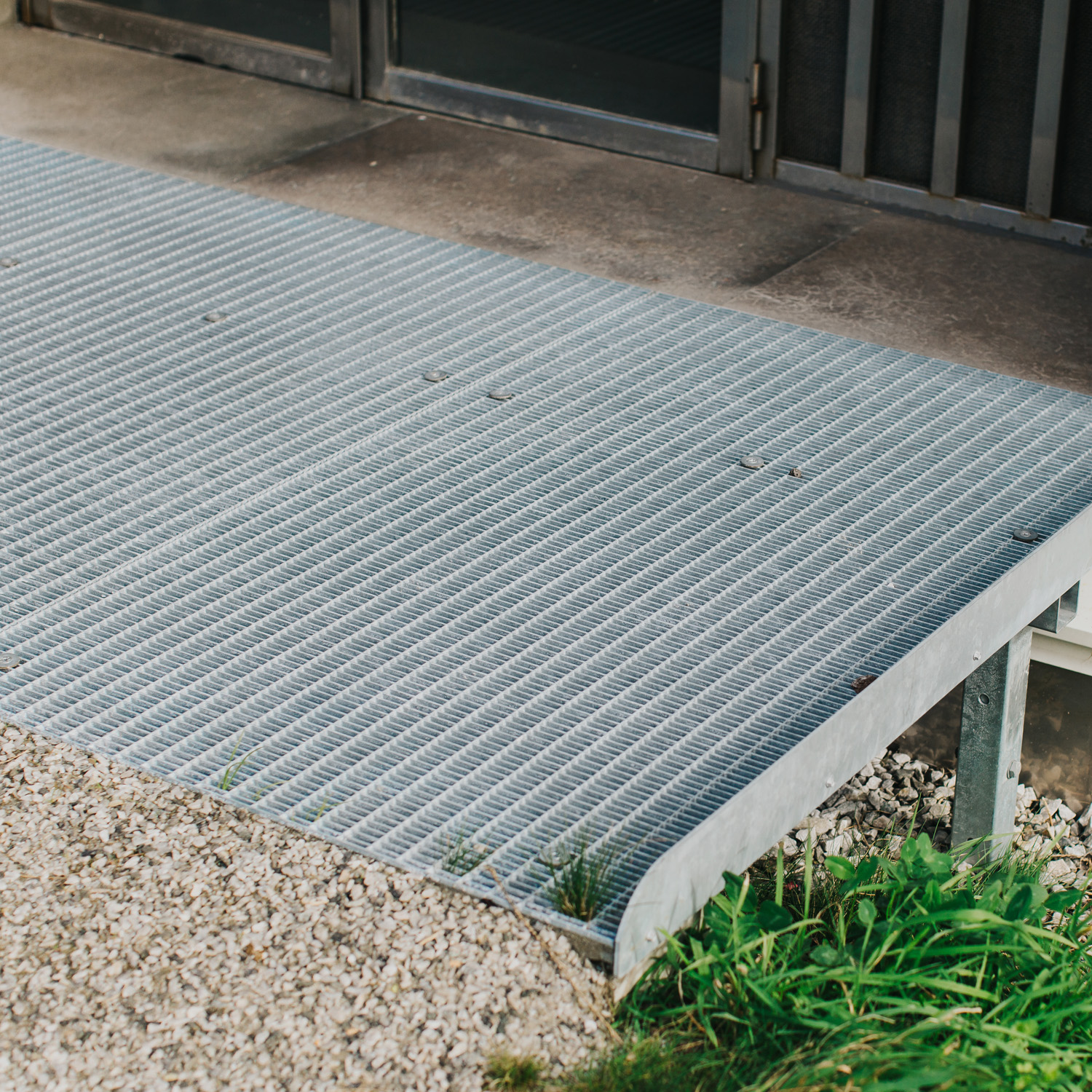 Ud over kørestolsramperne har Weland også  leveret 15 entrériste og 3 trapper til kvarteret.